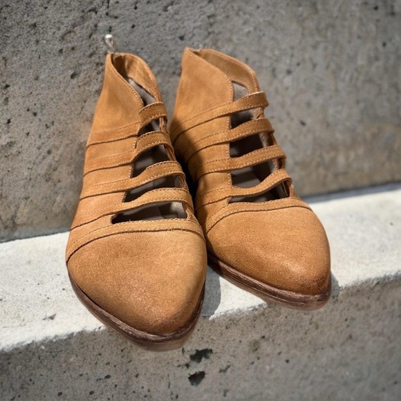 New Free People 'Swept Away' Cutout Suede Bootie Ankle Shoes Tan Leather US9/9.5 - Picture 6 of 17
